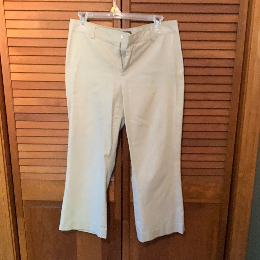 Banana Republic khaki capris, sz 10. Back pockets only